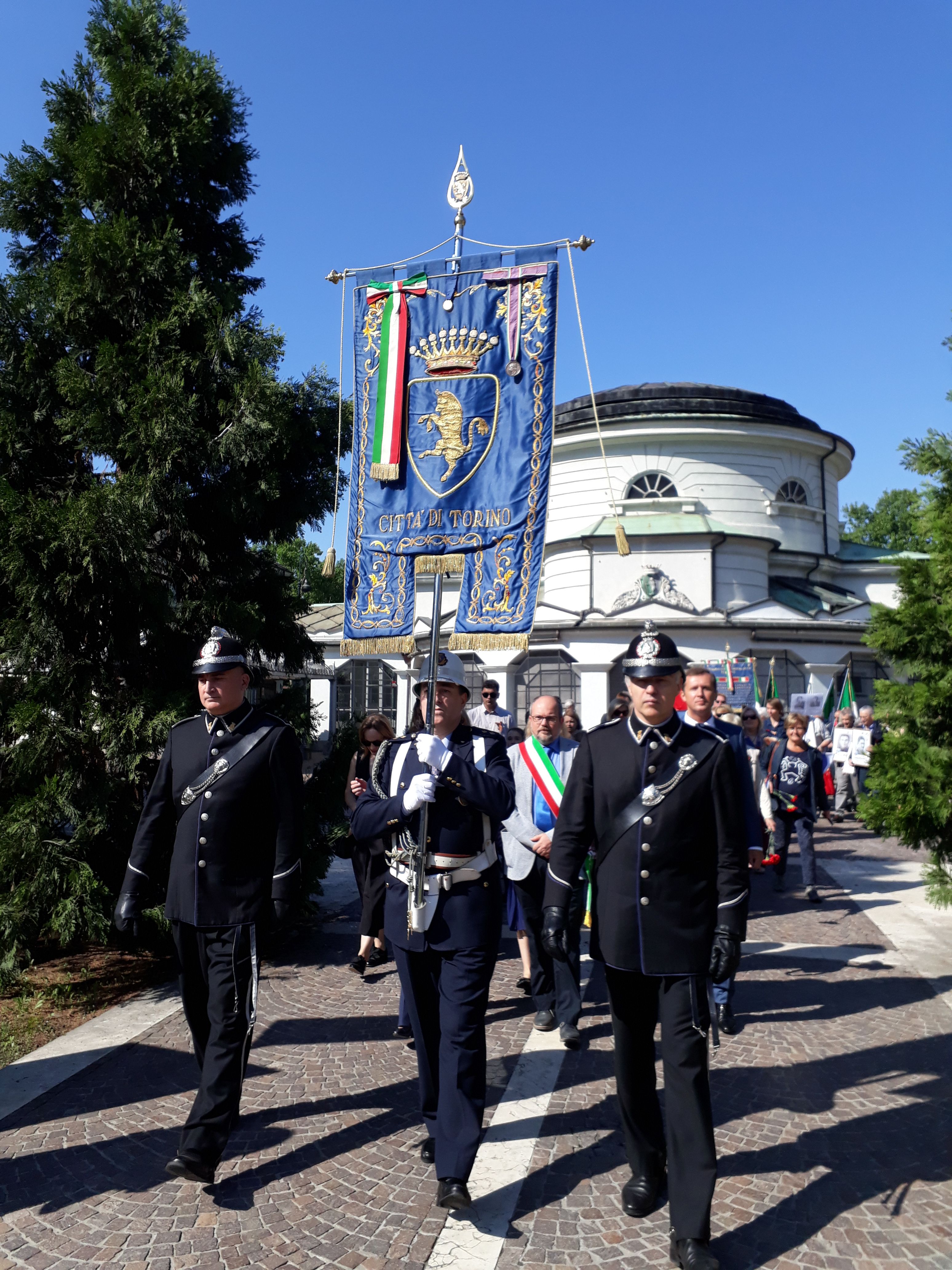 9 maggio corteo e confaloni