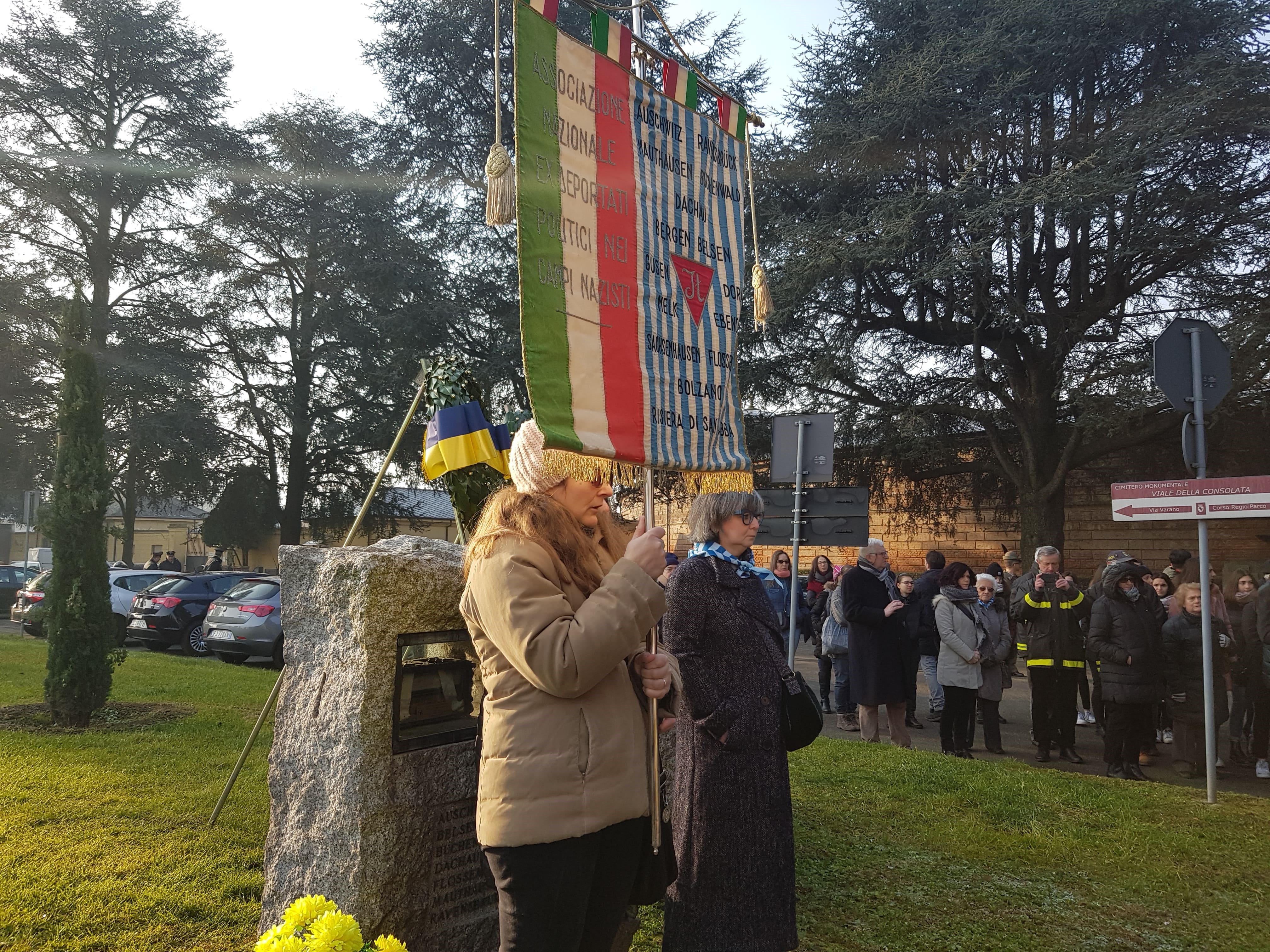 Associazione ex deportati politici davanti alla teca con ceneri di Mauthausen al campo della Gloria (3)