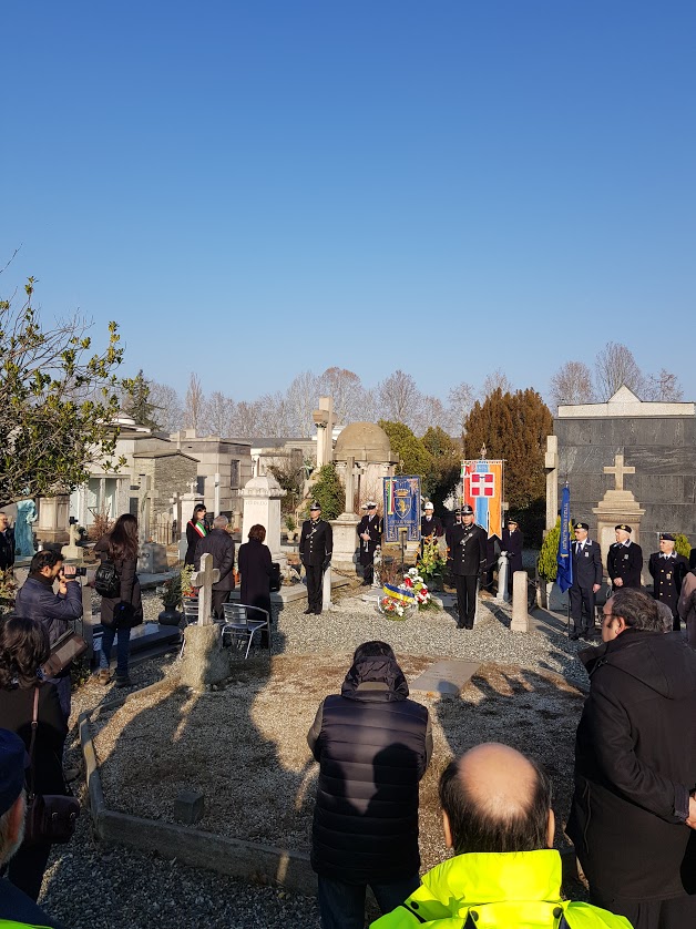 Carpanini 2019 davanti alla tomba