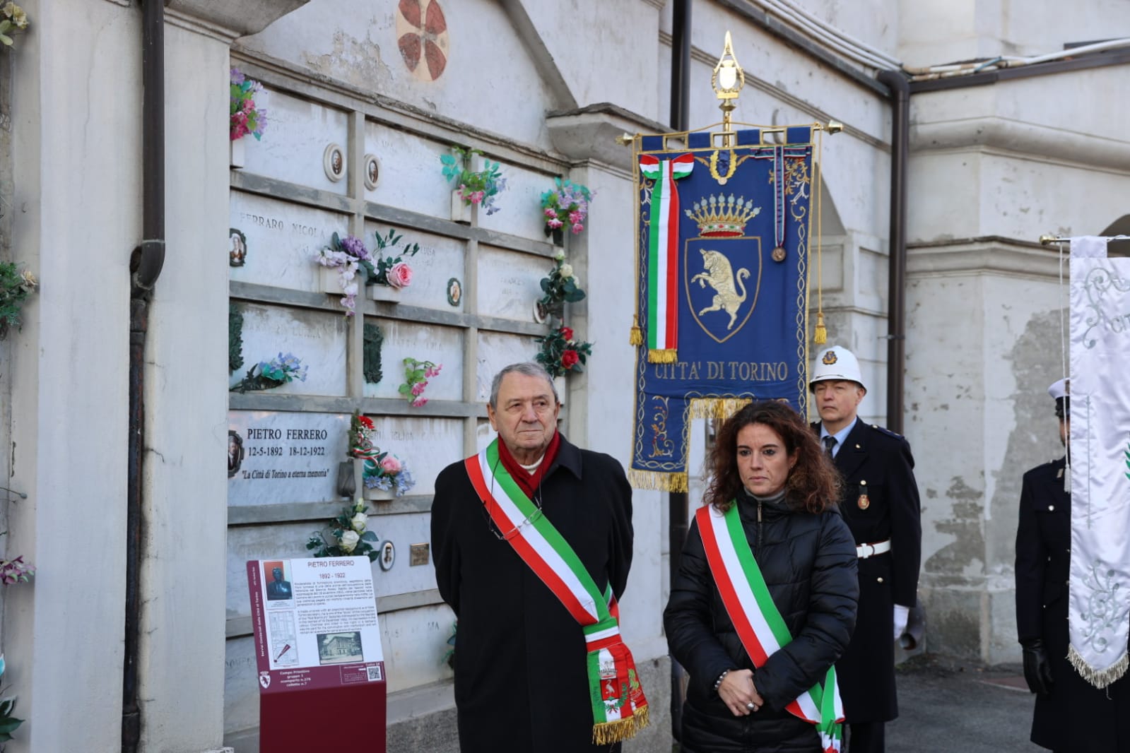 Cerimonia Ferrero autorità e confaloni