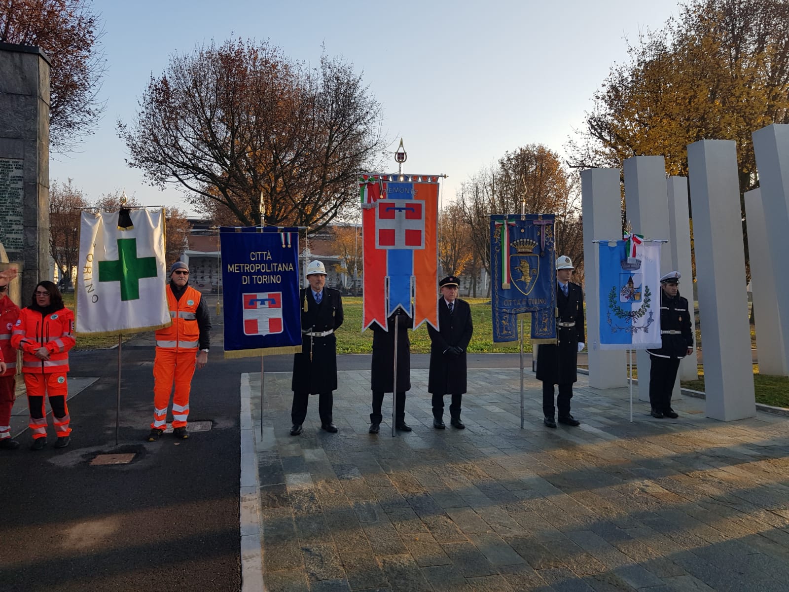 Confaloni nell’area cerimoniale del memoriale