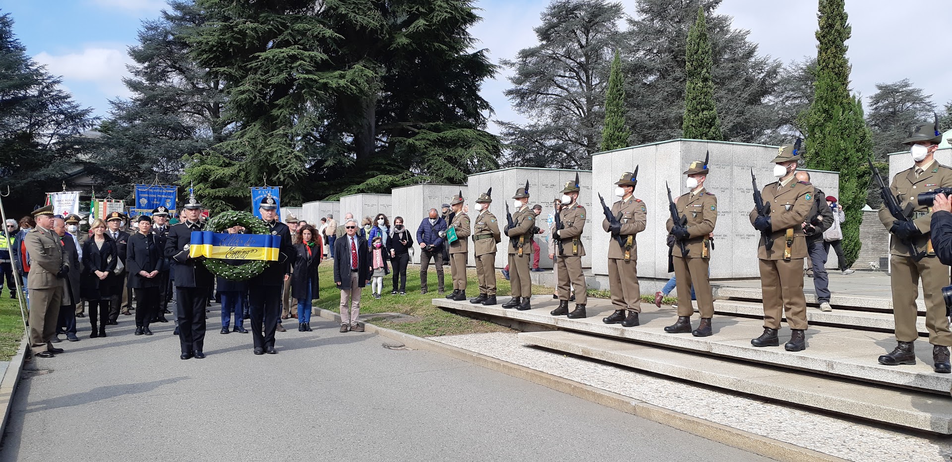 Corona del Comune al Campo della Gloria dove sono sepolti i partigiani