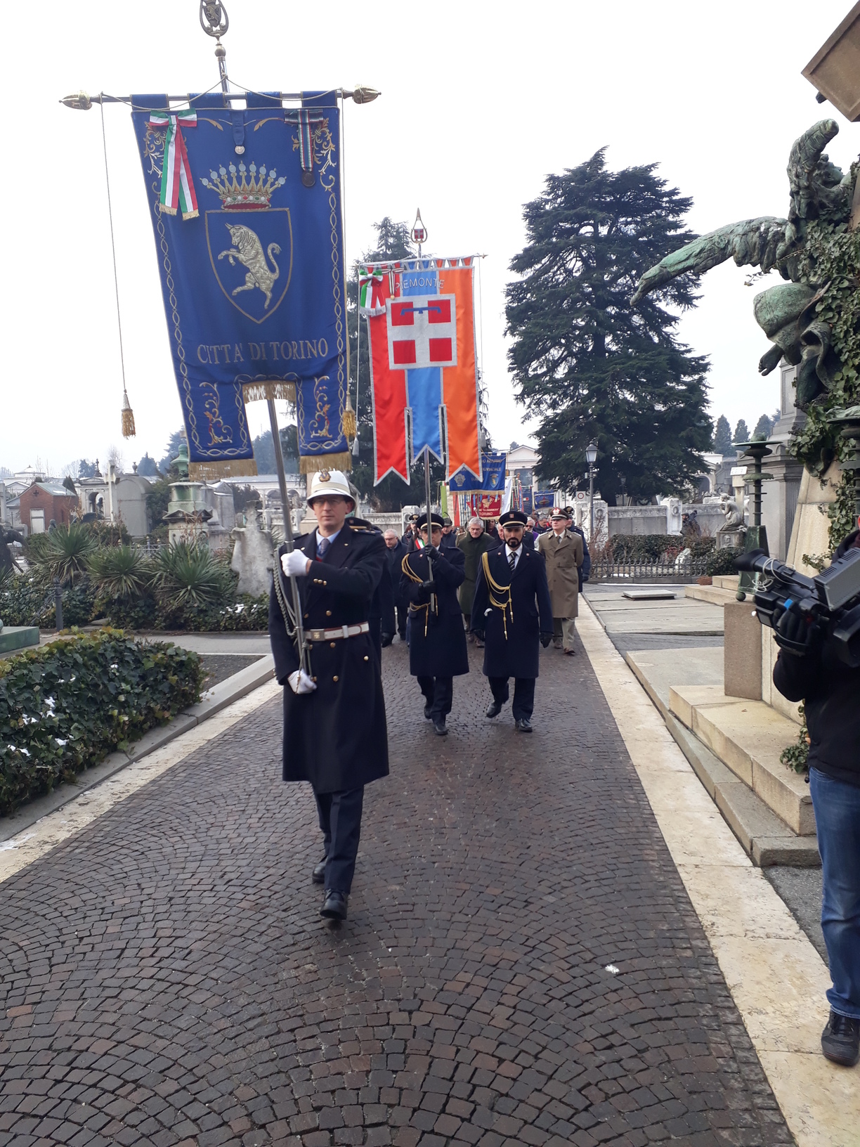 Corteo con Confaloni