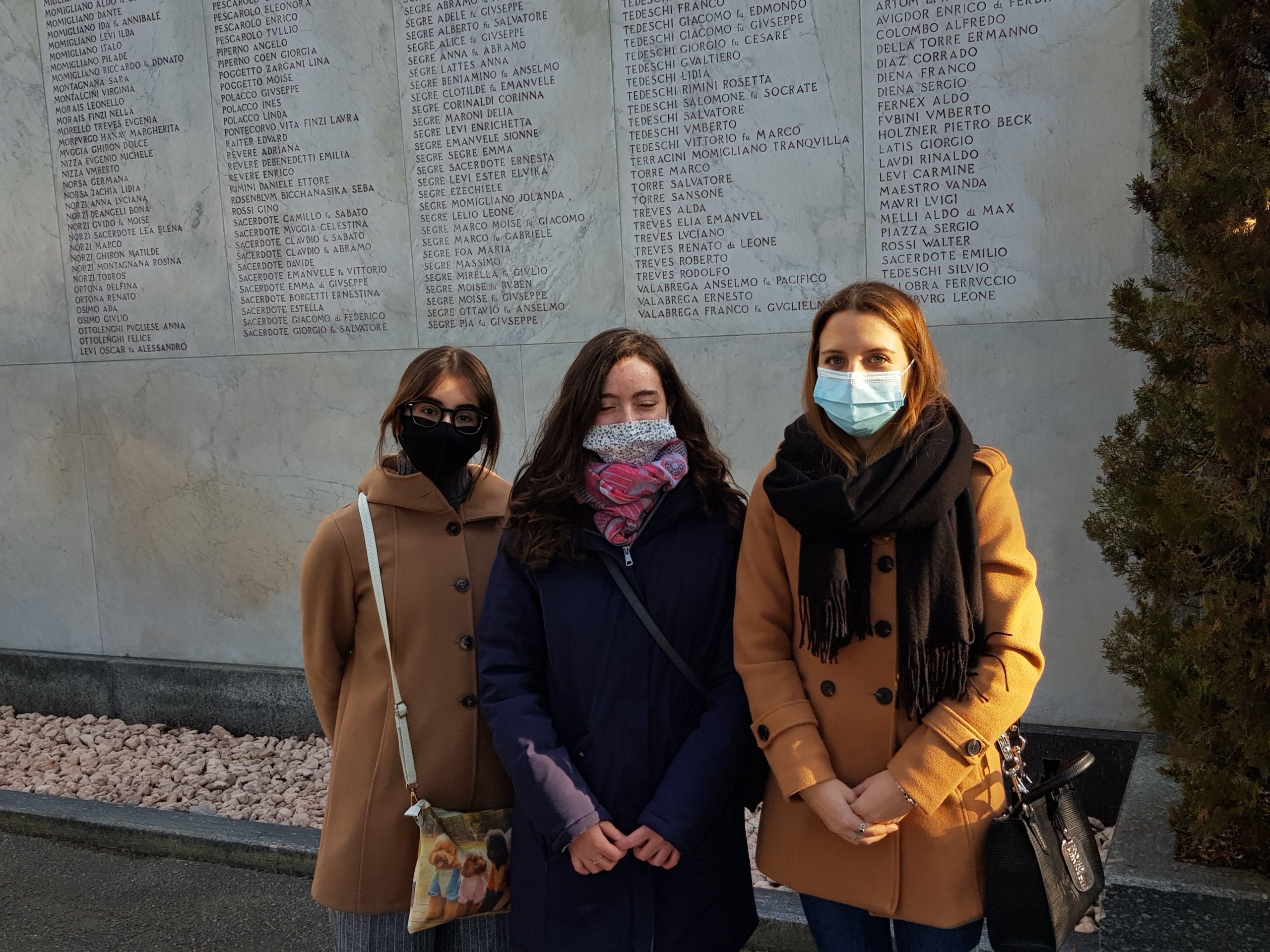 Da destra Bloisi Federica, Tarantini Paola, Vallelonga Lorenza della IV ES Regina Margherita per il progetto FAI – Alla scoperat di un posto identitario
