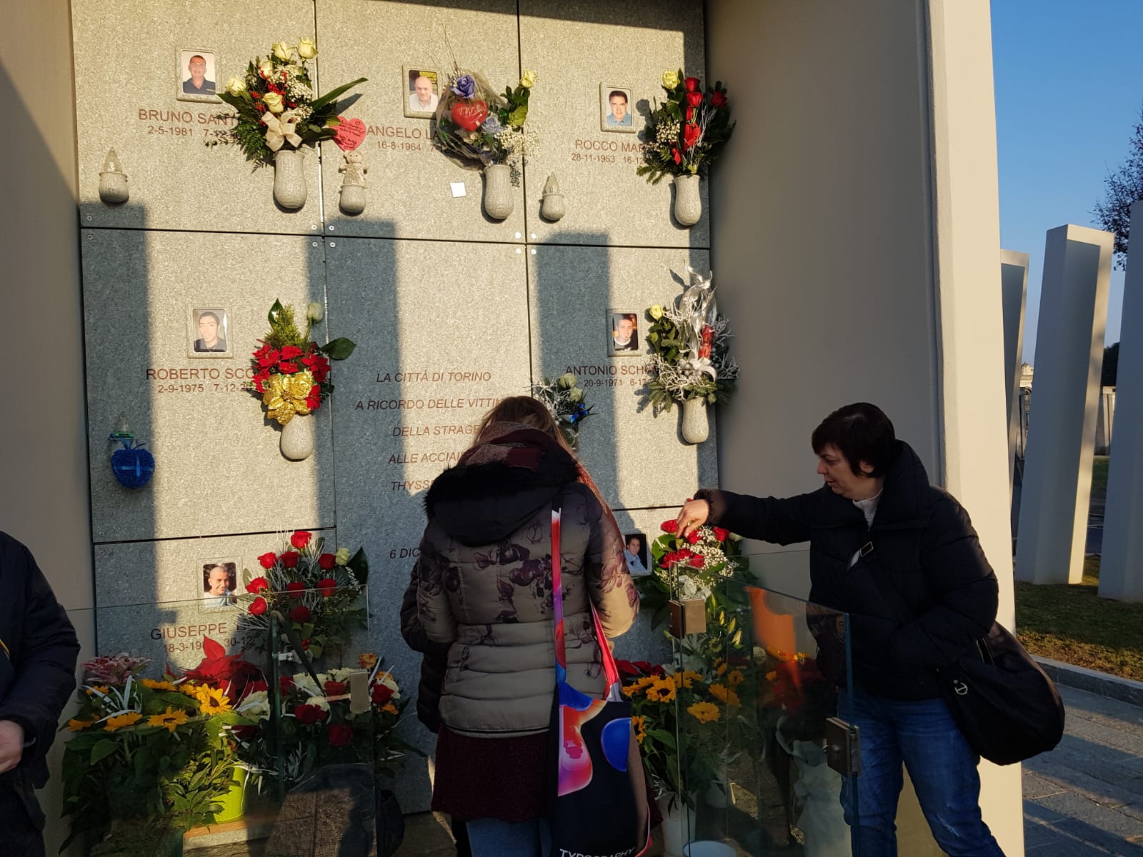 Davanti alle sepolture delle vittime Thyssenkrupp