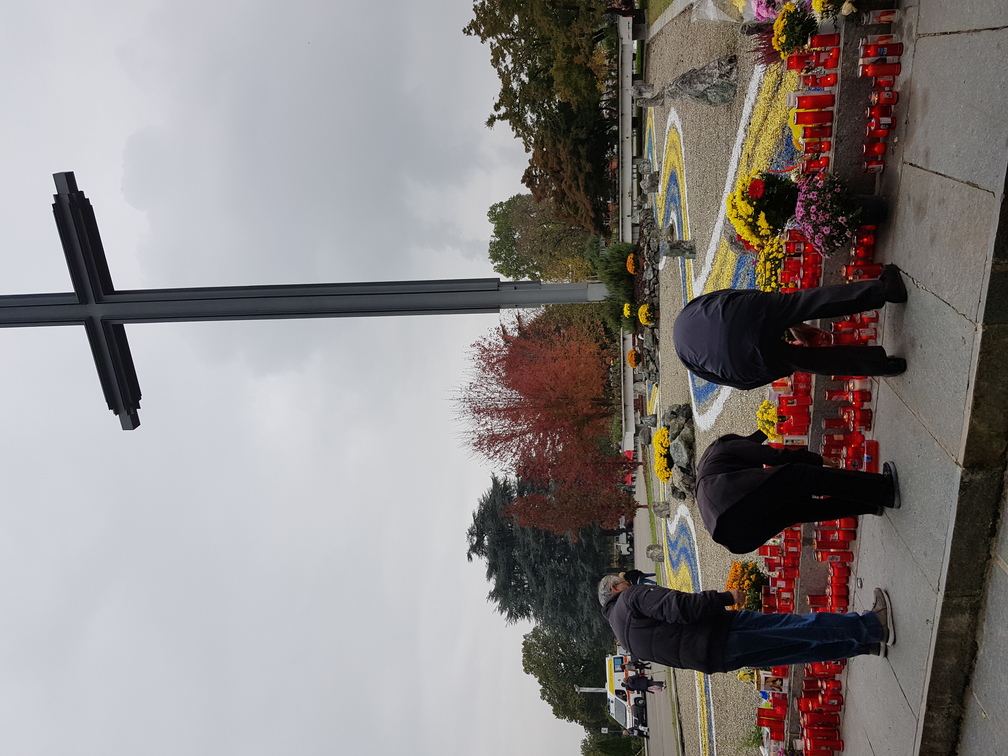 Devozione davanti alla Grande croce del Parco