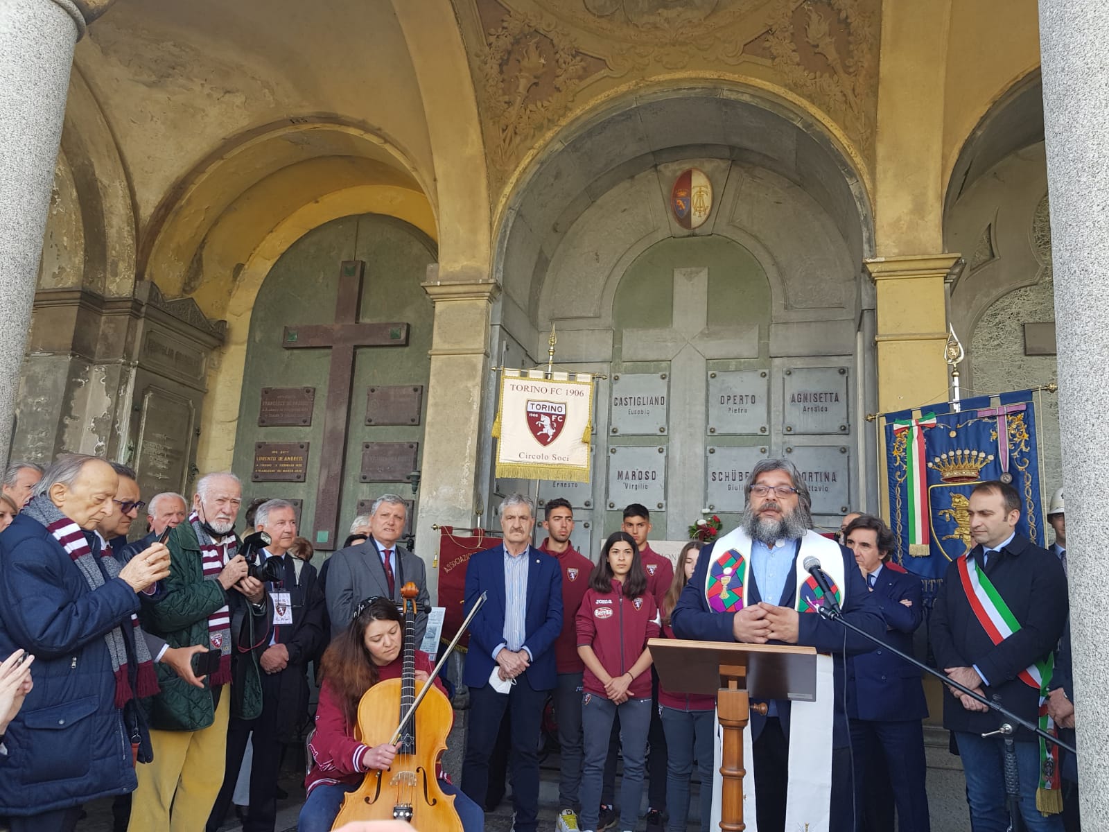 Don Robella pregheira con violoncellista