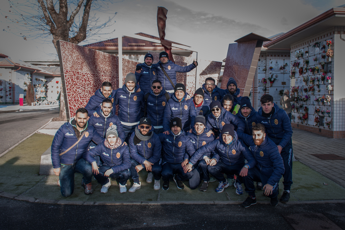 Foto di gruppo davanti Monumento al Torino al cimitero Monumentale