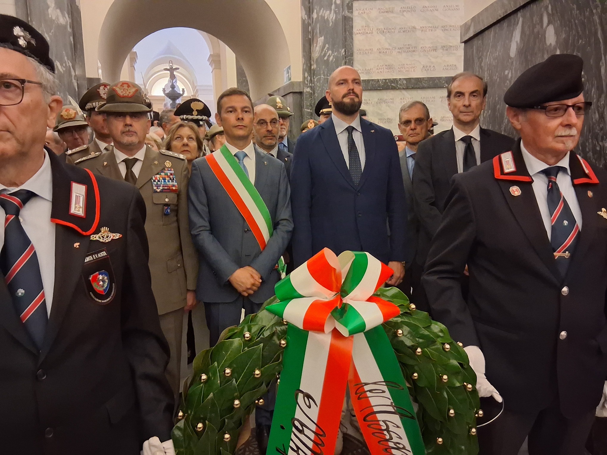 Omaggio ai Caduti delle Autorità. Da dx Carlo Tango amministratore di AFC, gli assessori Maurizio Marrone per la Regione e Marco Porcedda per il Comune