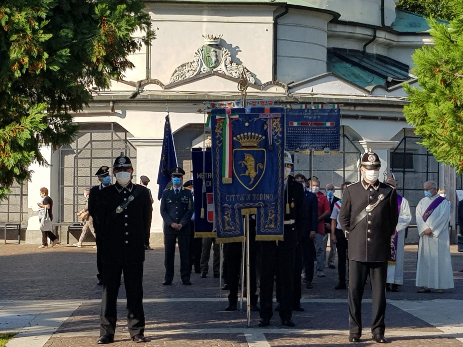 Il corteo all’interno del cimitero