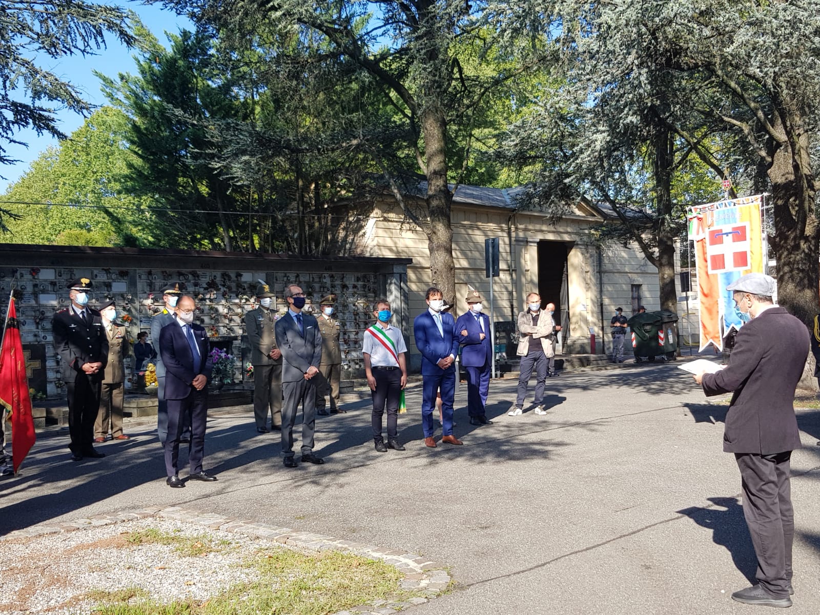 Il rabbino Ariel Di Porto davanti al cimitero Israelitico
