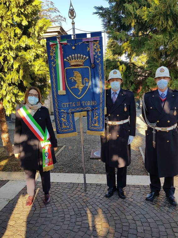 La neo sindaca Favaro con i gonfaloni della Città (1)