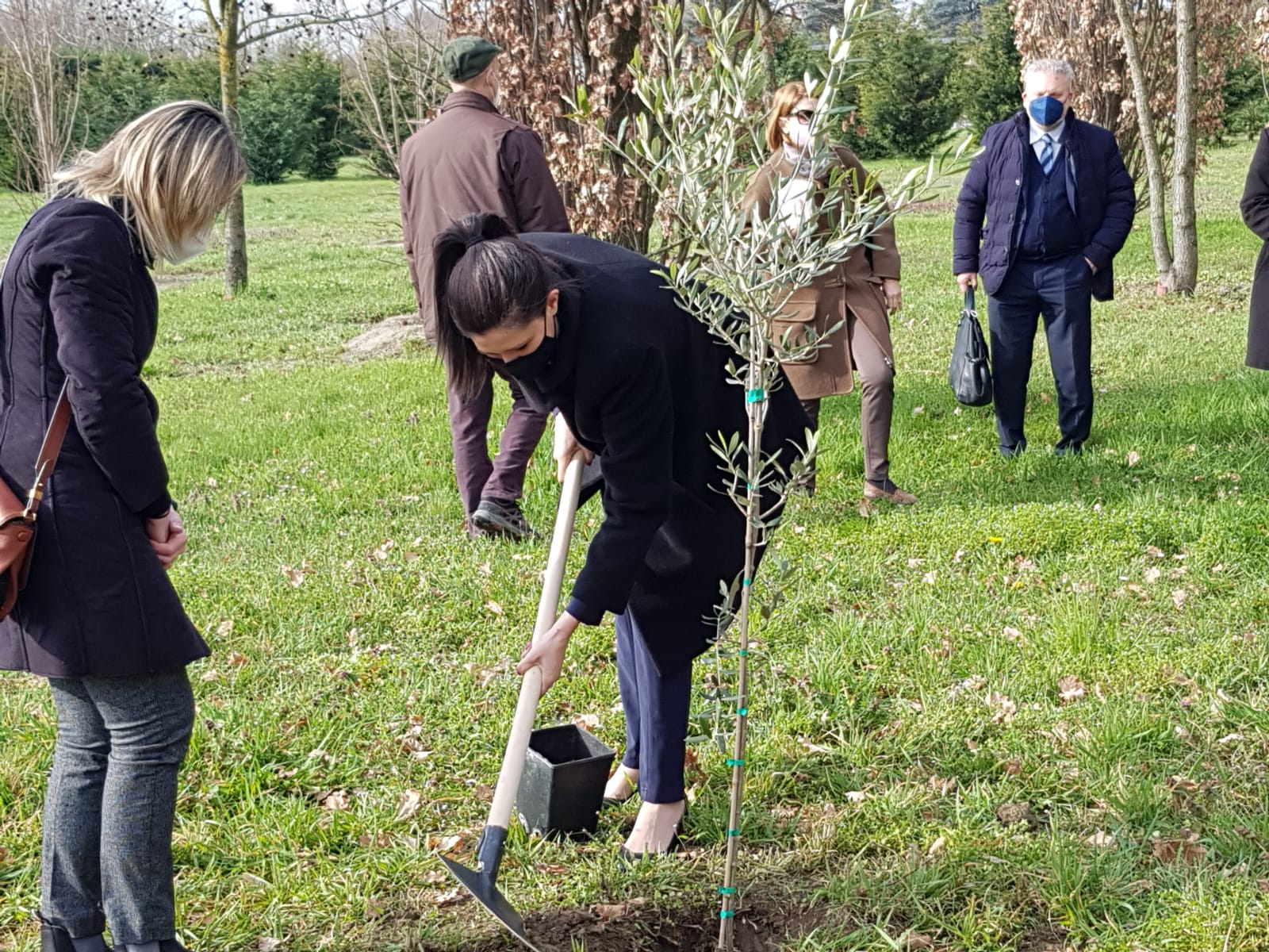 La sindaca con la vanga