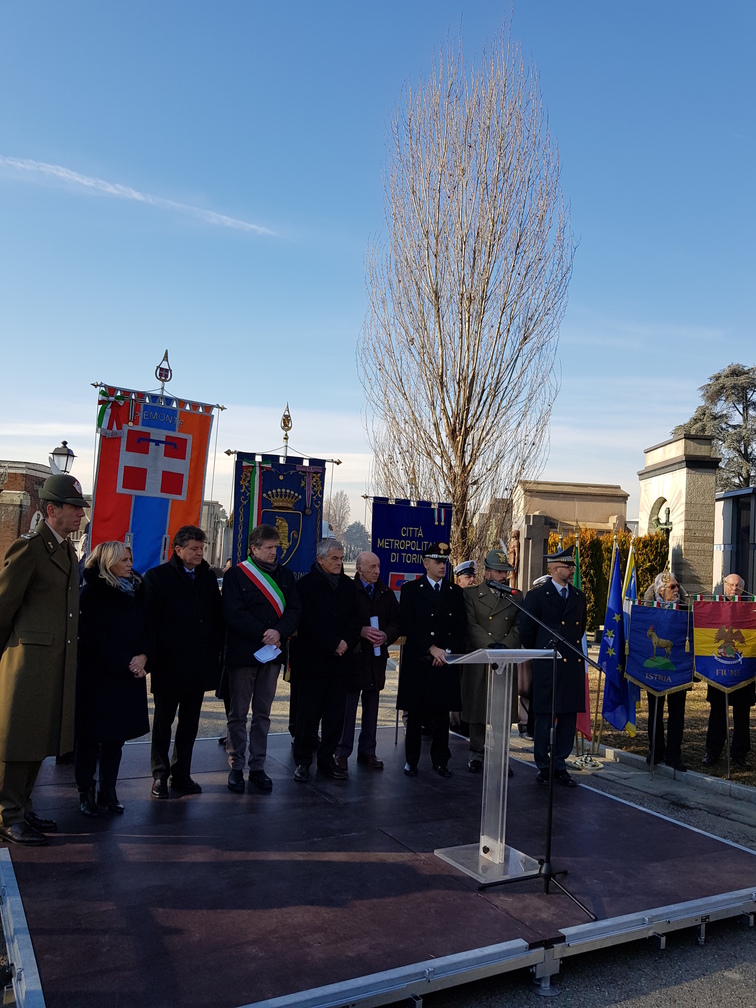 Le Autorit+á durante il suono del silenzio con la tromba