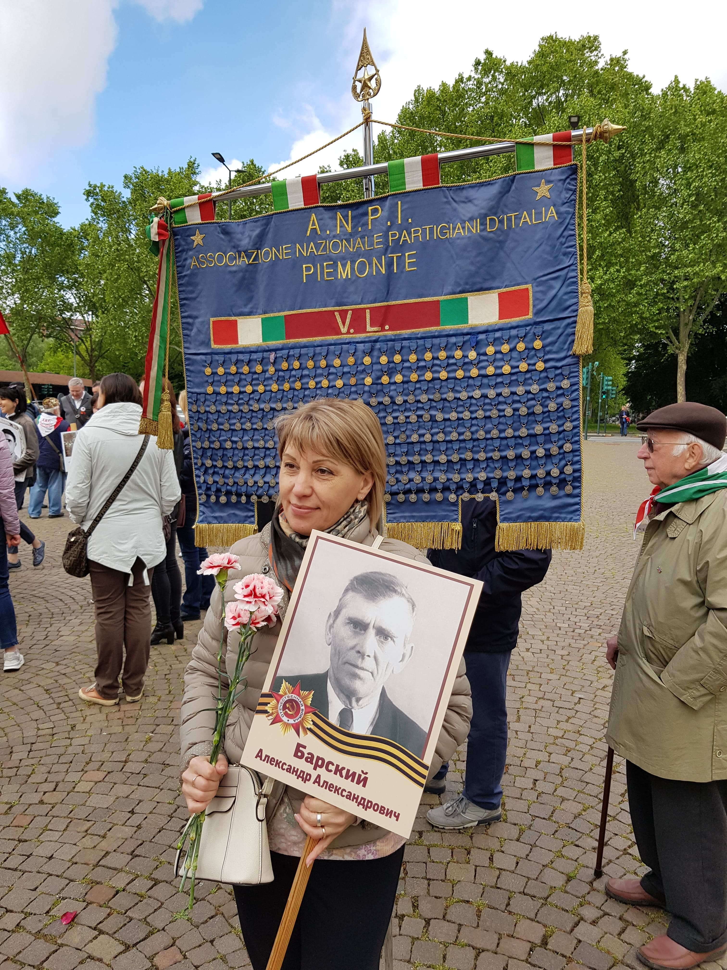 Russa con foto del nonno partigiano in Italia e ANPI
