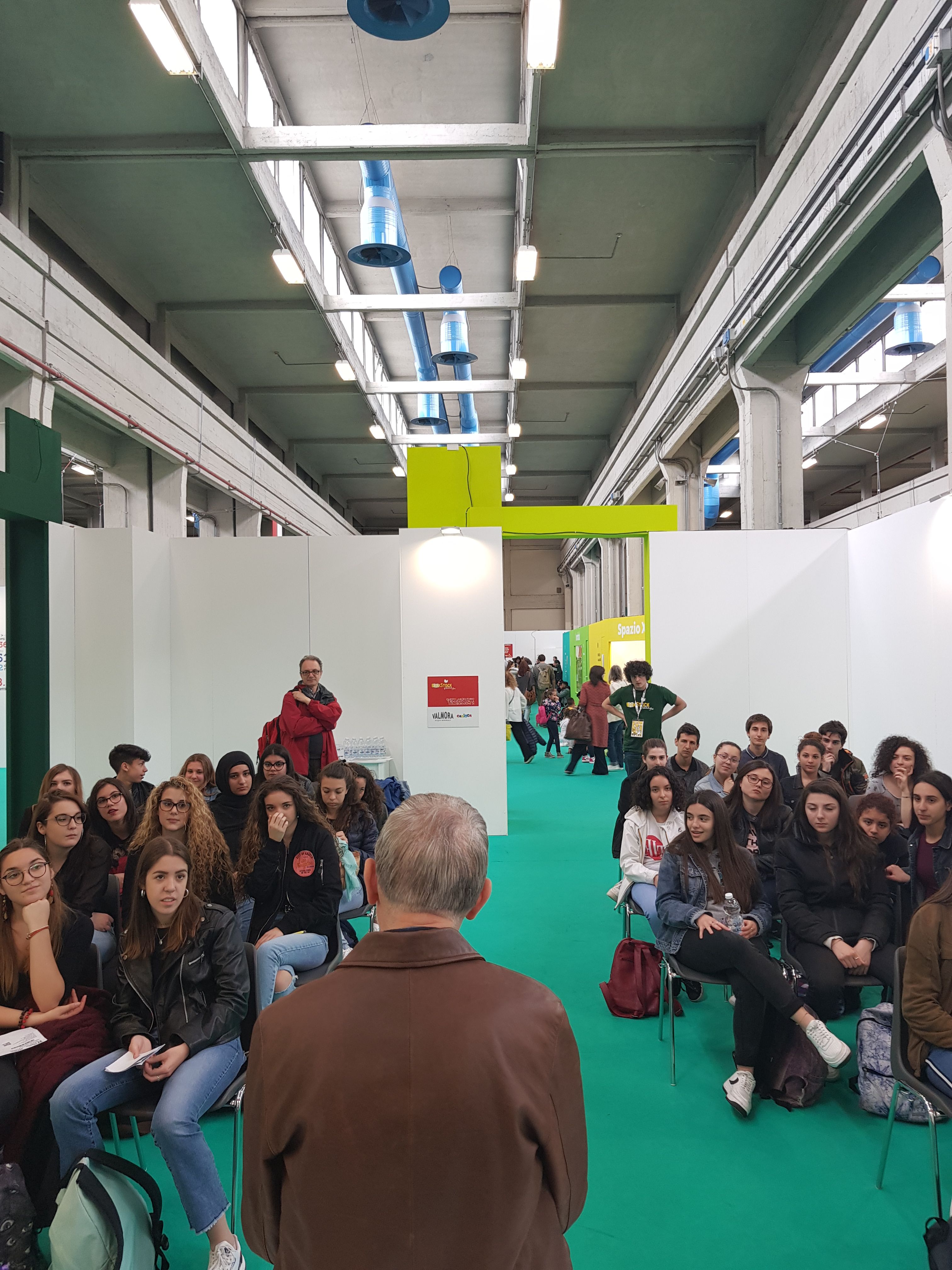 Salone del Llibro Culicchia e studenti nella sala Macondo