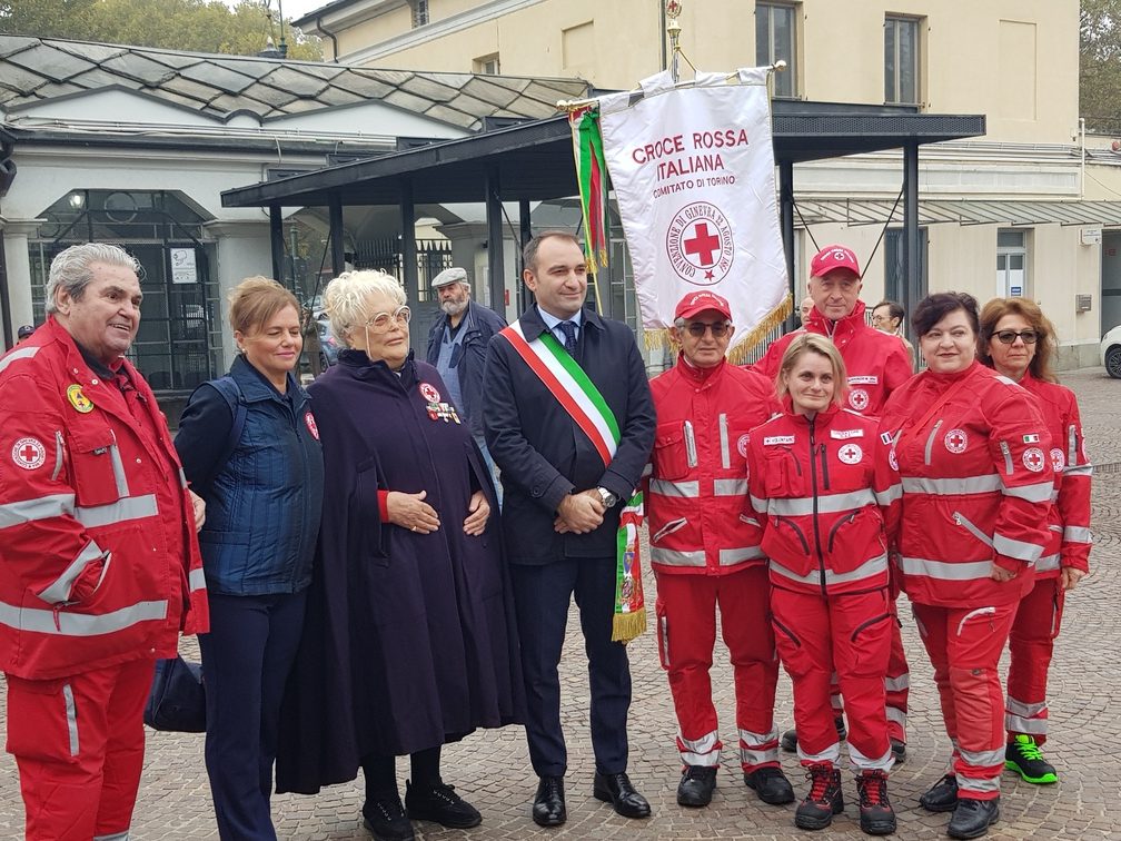 Foto ricordo Volontari Croce Rossa col Sindaco