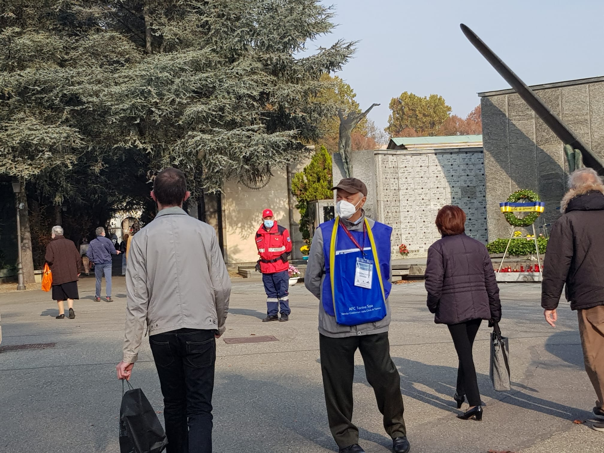 Volontario civico Gaspardone  e visitatori al Monumentale presso la Grande Ala