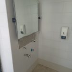 Al cimitero Parco, presso l’ingresso di via Bertani, rimosso temporaneamente il lavabo nei bagni per persone disabili che verrà sostituito.