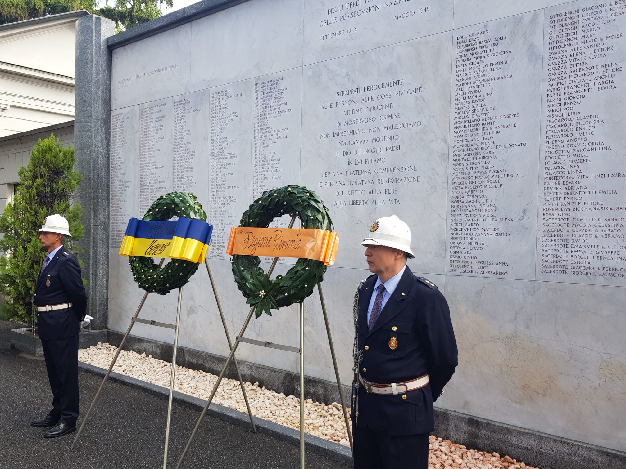 confaloni davanti lapide ebrei