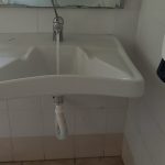 Lavabo nuovo nei bagni per persone disabili all’ingresso del cimitero Parco in via Bertani.