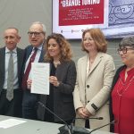 Foto di gruppo con i dirigenti comunali che hanno reso possibile l'accordo , Paolo Camera a sx e Pinuccia De Grandis