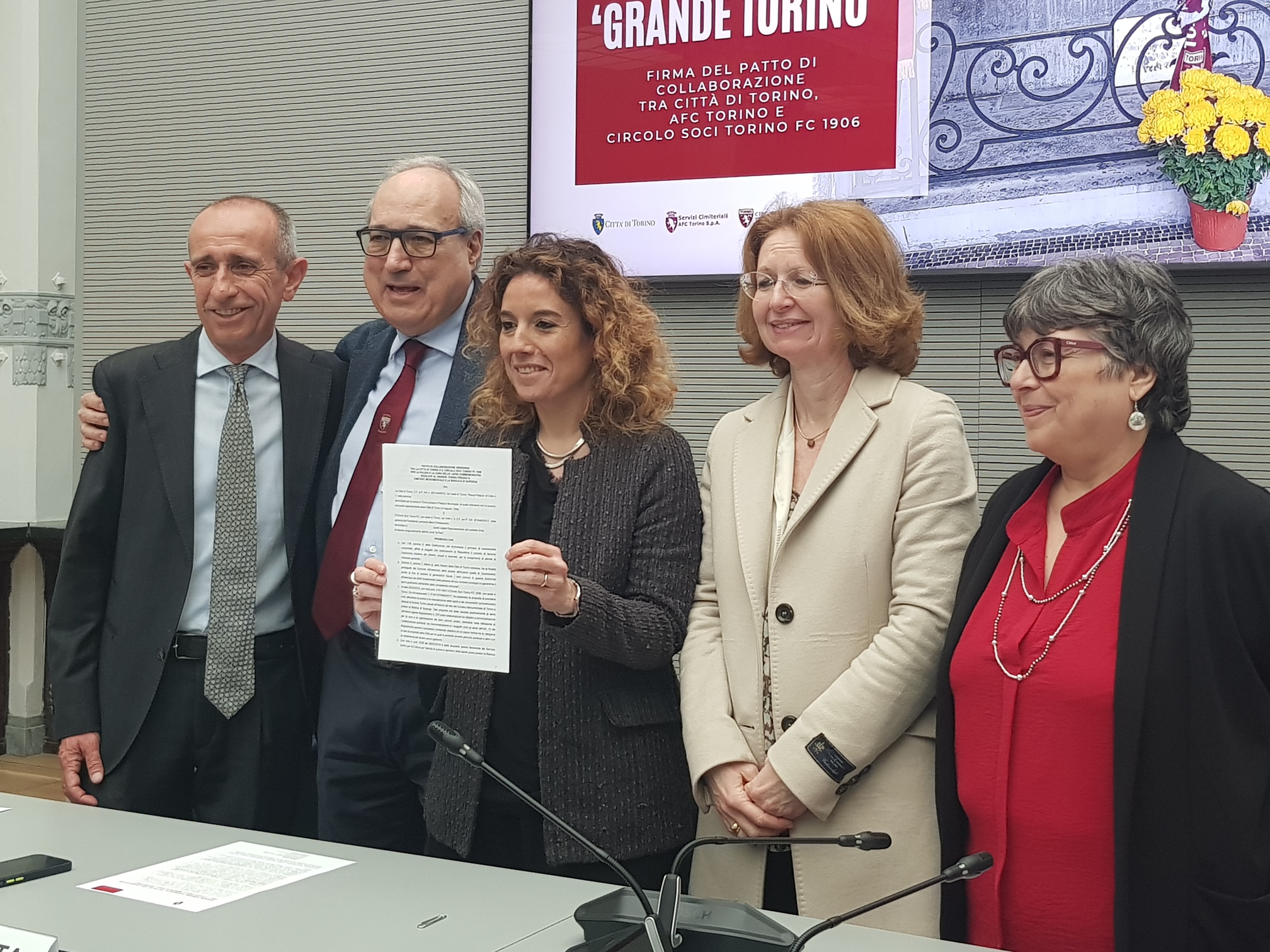 Foto di gruppo con i dirigenti comunali che hanno reso possibile l’accordo , Paolo Camera a sx e Pinuccia De Grandis